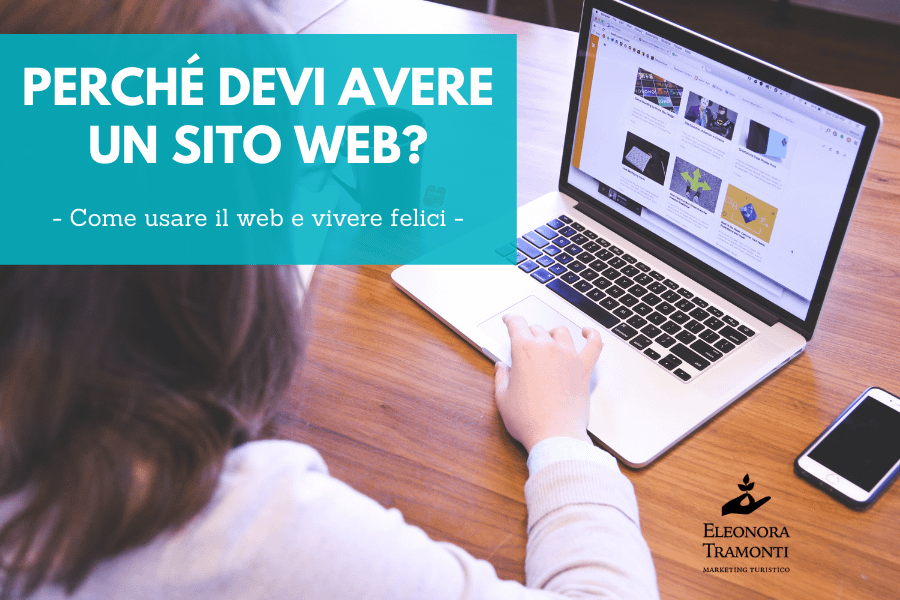 Perché avere un sito web: donna che usa il pc per navigare su internet